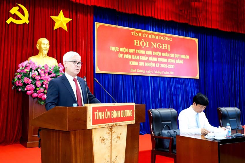 Bí thư Tỉnh ủy  Nguyễn Văn Lợi phát biểu tại hội nghị cán bộ chủ chốt.